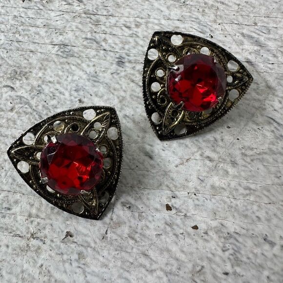 Vintage Filigree Triangle Earring With Red Rhinestone - Picture 1 of 6